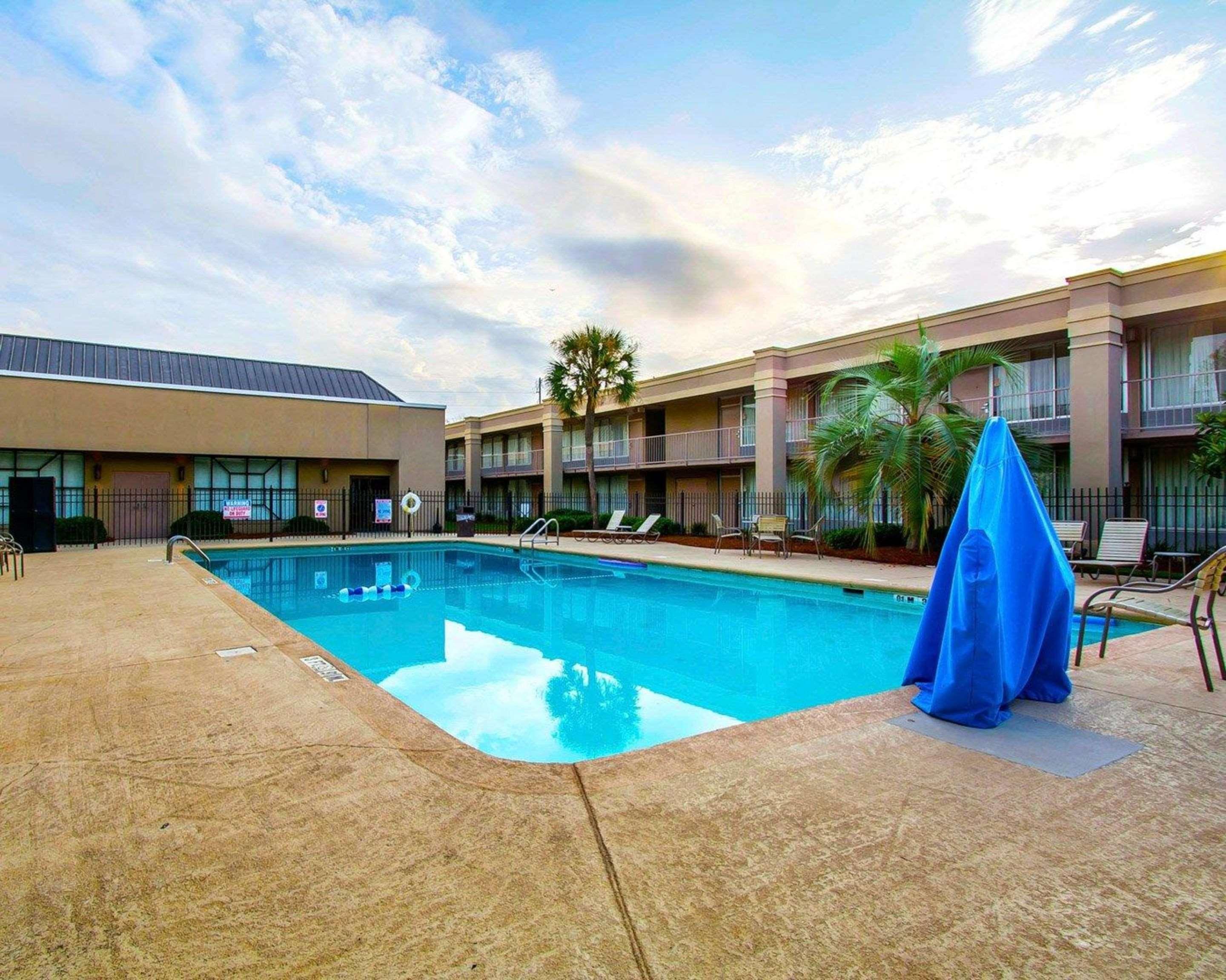 Clarion Inn & Suites Dothan South Ngoại thất bức ảnh