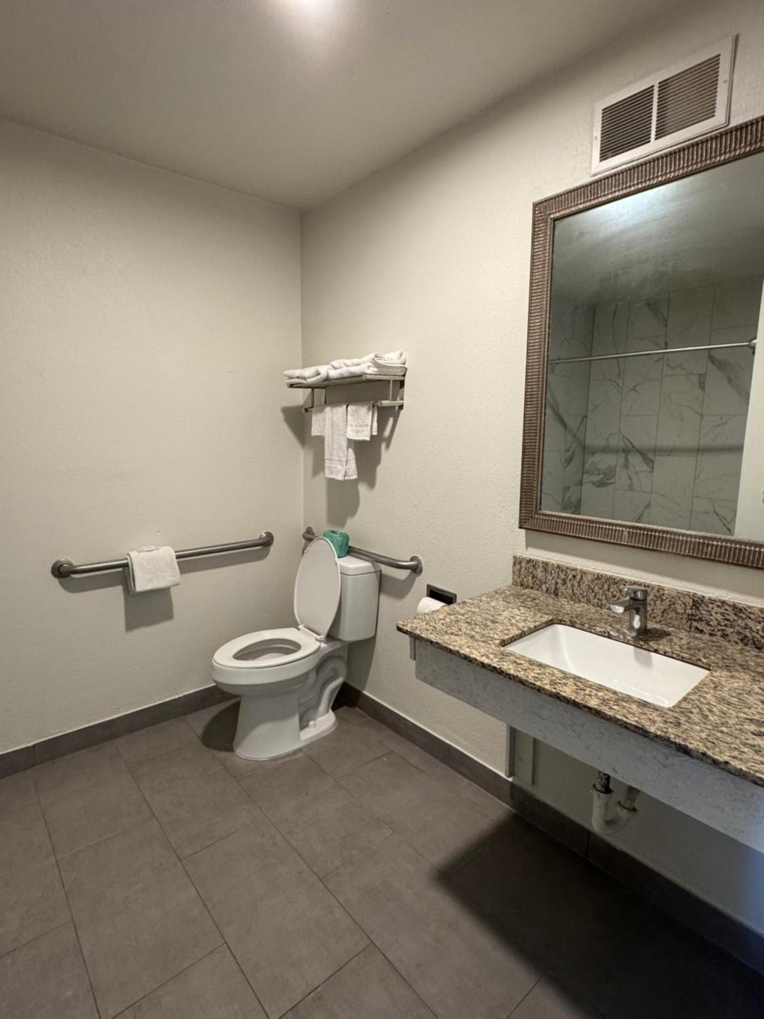 Clarion Inn & Suites Dothan South Ngoại thất bức ảnh
