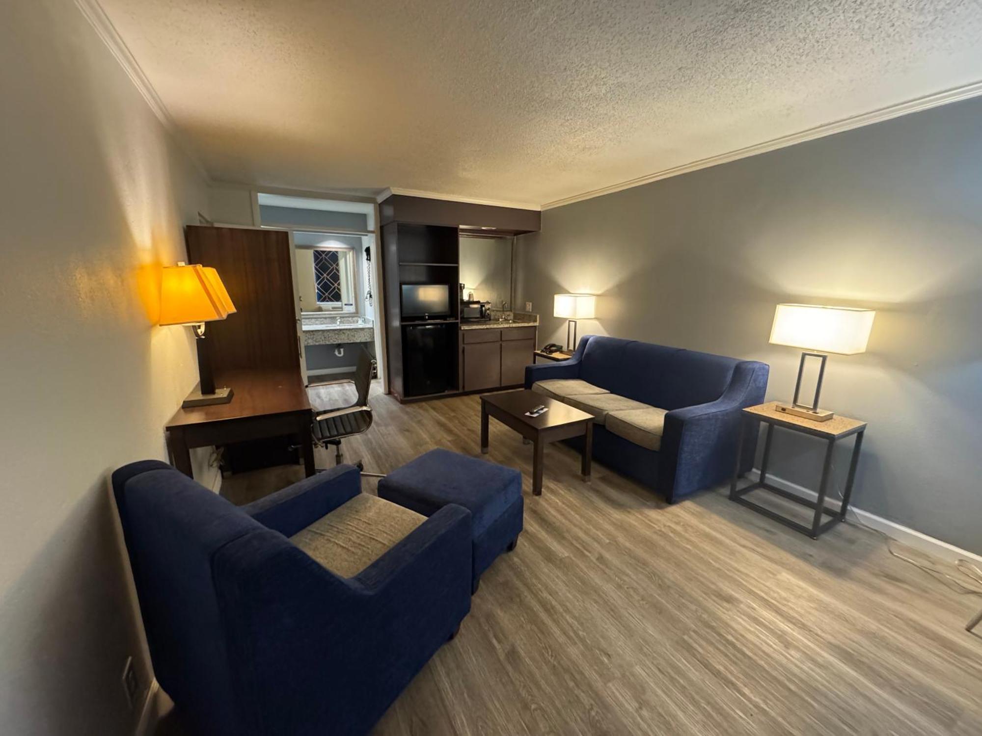 Clarion Inn & Suites Dothan South Ngoại thất bức ảnh