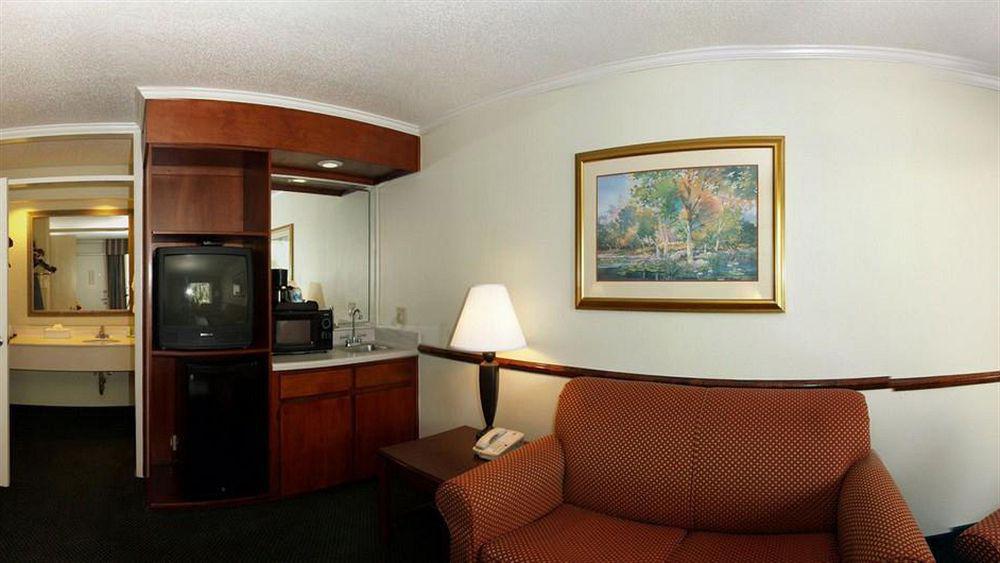 Clarion Inn & Suites Dothan South Ngoại thất bức ảnh